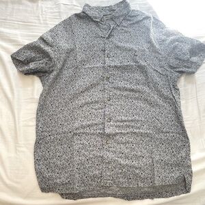 🚨2 for $12🚨 floral shirt